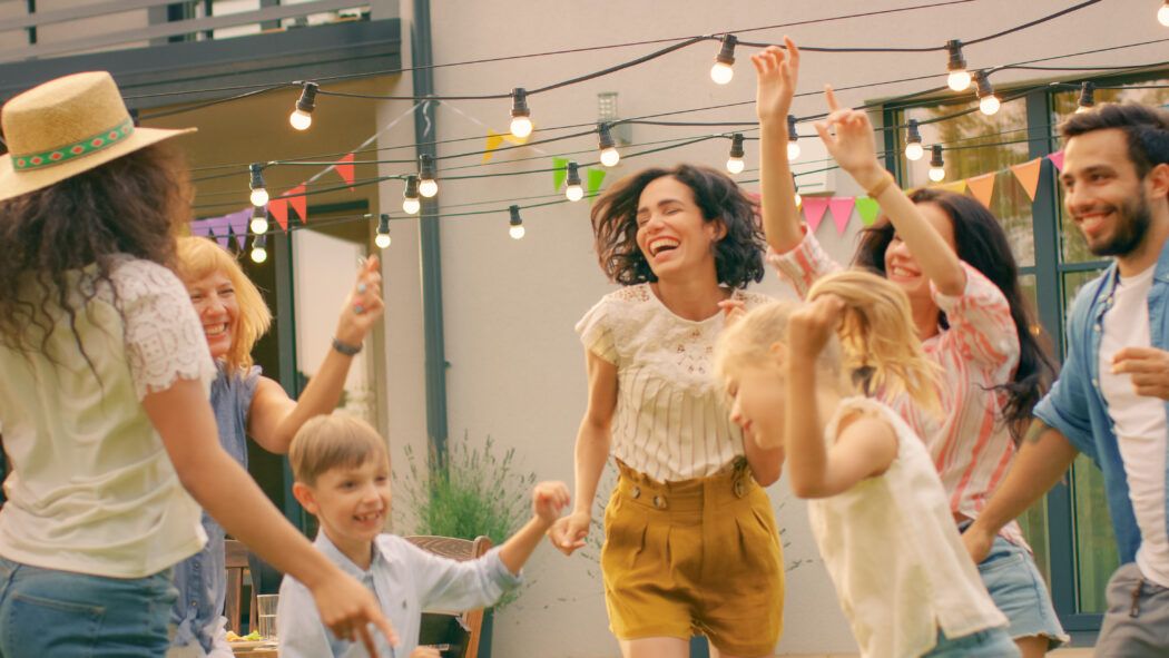 kinder spielen draußen im freien garten party feier draussen beschäftigen