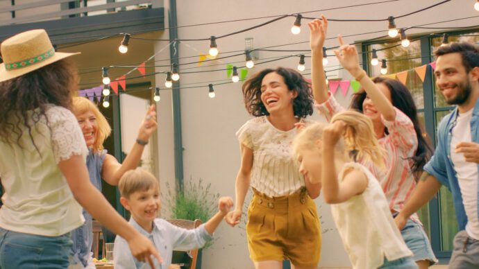 kinder spielen draußen im freien garten party feier draussen beschäftigen