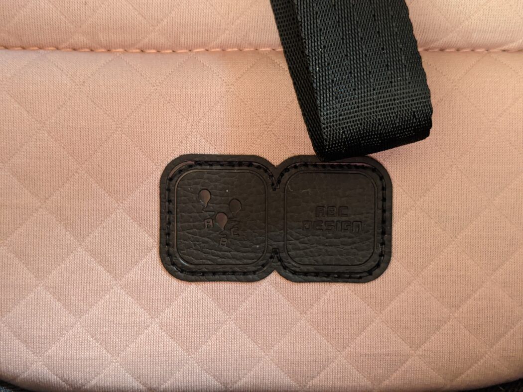 ABC-Design-Puppenwagen-Migno-detailaufnahme-Logo-und-Matratze