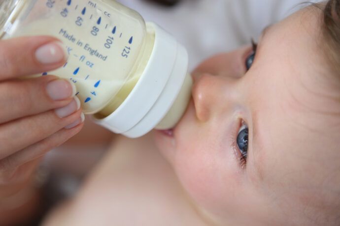 flaeschchen zubereiten baby flasche mikroplastik