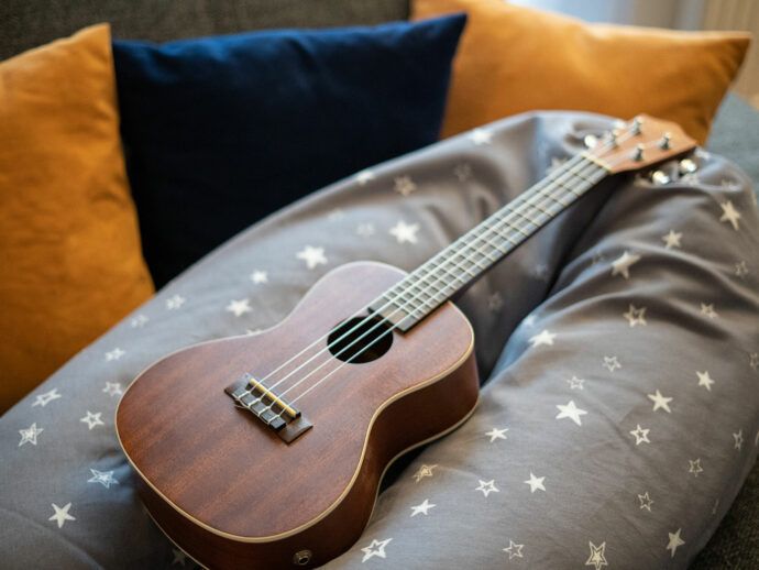 Dinkel Stillkissen Theraline mit Baby-Ukulele