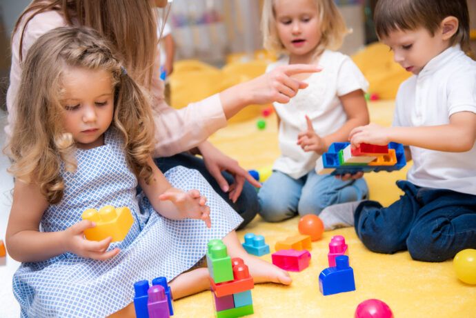 Kind spielt alleine im Kindergarten