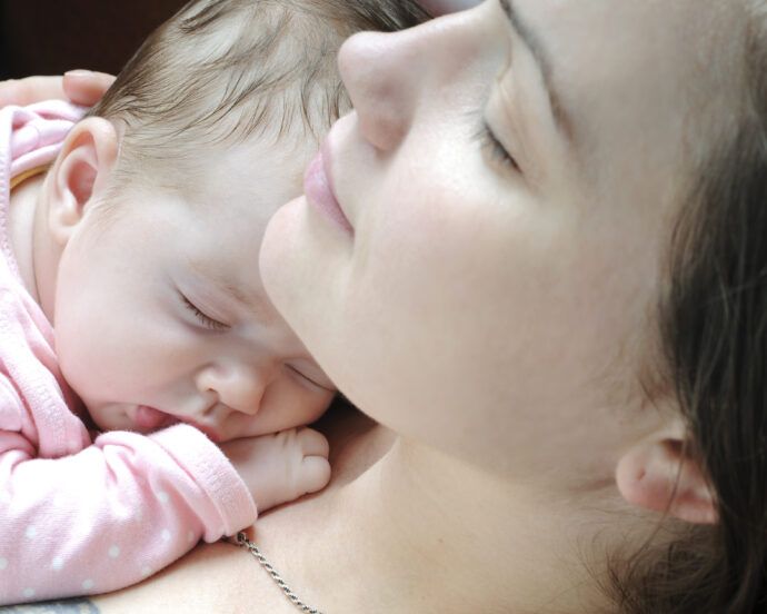 sternegucker baby, sterngucker geburt, Mutter kuschelt mit Neugeboremem
