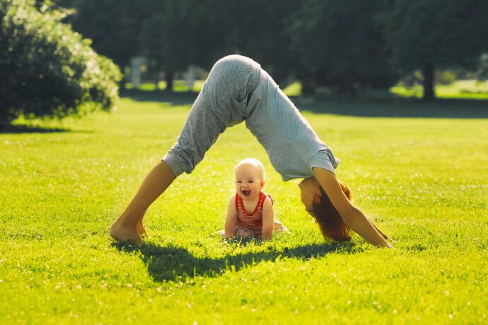 yoga mit baby, herabschauender hund yoga baby, down dog baby