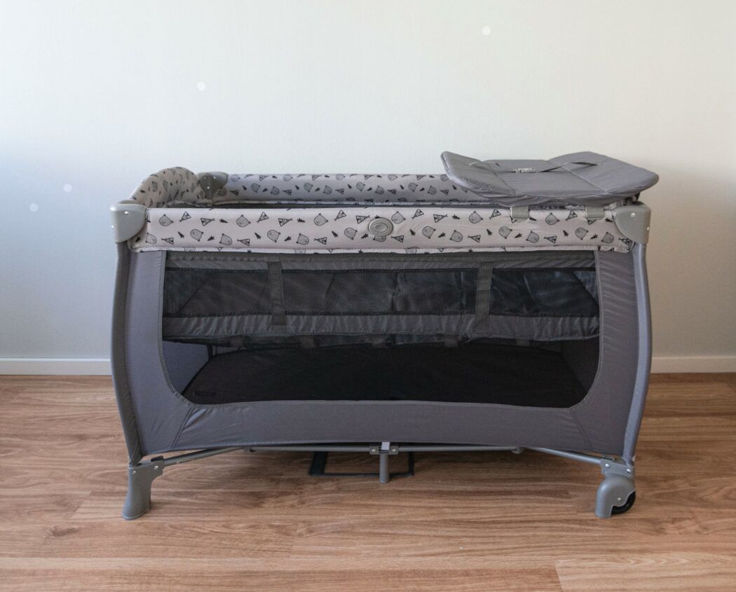 hauck-reisebett-sleep-n-play-center-test-komplett-aufgebaut-mit-aufsatz-und-einhang