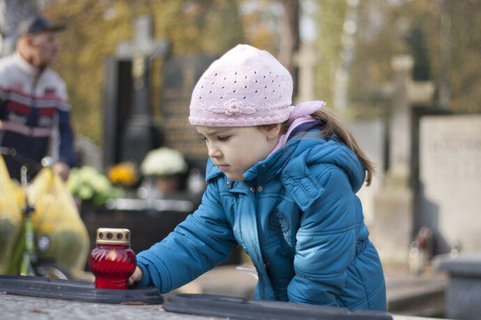 kindern den tod erklären, trauerndes mädchen, friedhof