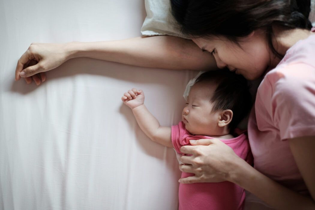 baby im elternbett sicher, baby familienbett, baby elternbett wie lange, elternbett plötzlicher kindstod