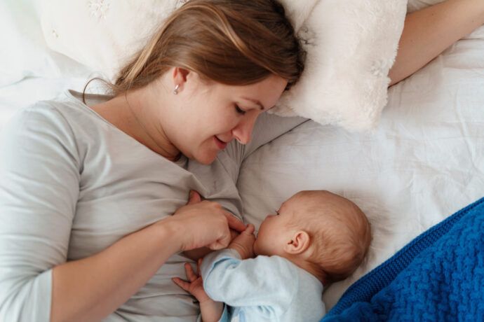 stillen im liegen tipps, liegend stillen klappt nicht, baby im liegen stillen position, stillposition seitenlage, stillen in rückenlage, nachts im liegen stillen bäuerchen