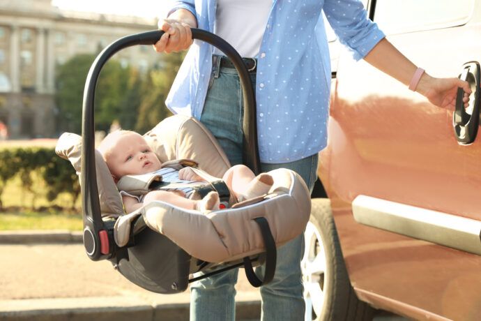 babyschale auto, baby anschnallen auto, maxi cosi auto, richtig anschnallen babyschale, richtig anschnallen maxi cosi