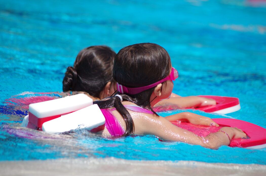 schwimmen lernen, schwimmkurs, schwimmhilfen,