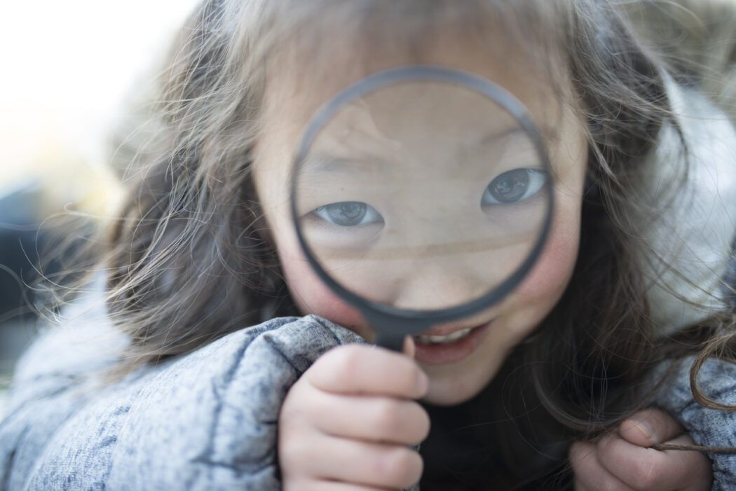 experimente für kinder, mädchen mit lupe, mädchen forscht