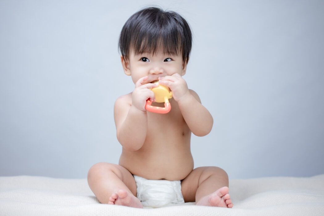 Baby mit Fruchtsauger, Fruchtsauger, Fruchtschnuller, Fütterungshilfe, Obstsauger