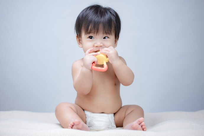 Baby mit Fruchtsauger, Fruchtsauger, Fruchtschnuller, Fütterungshilfe, Obstsauger