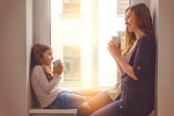 kindern zuhören, mutter tochter gespräch,