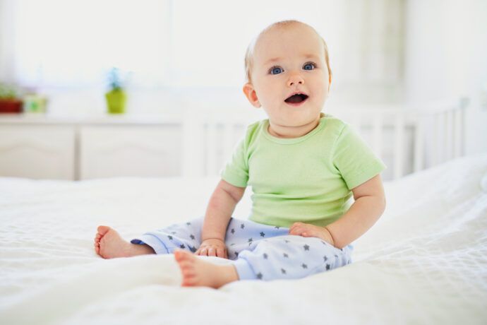 baby sitzt, sitzendes kleinkind