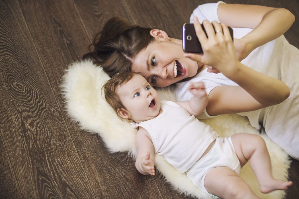kinderfotos im netz, selfie mutter kind, kinderfotos posten, babyfotos posten,