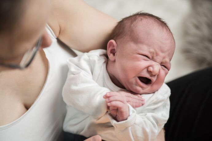 mein baby wird nicht satt, wird mein baby satt, neugeborenes satt bekommen, baby will nicht trinken, baby hat nach geburt zu viel abgenommen was tun, baby trinkt schlecht