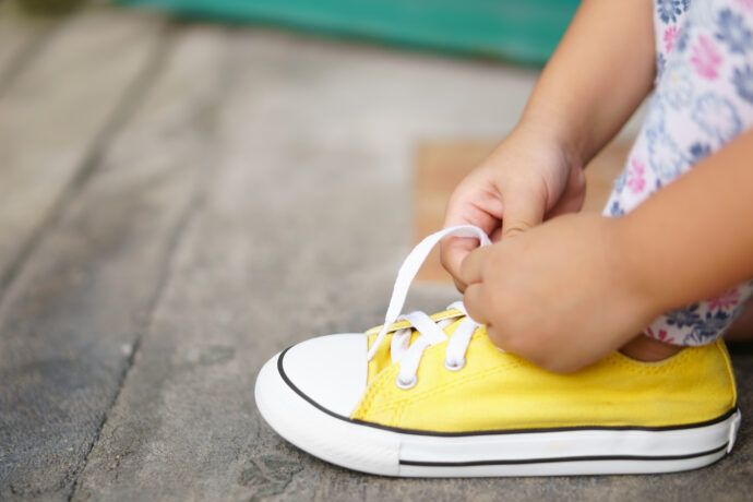 Schuhe binden lernen Kind