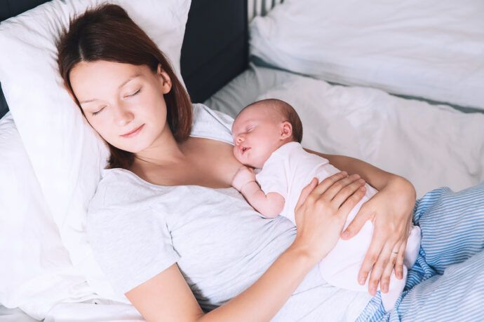 baby lässt sich nicht ablegen, baby ablegen, neugeborenes ablegen, baby schläft nur auf meinem bauch, baby aus trage ablegen, baby lässt sich nicht nachts nicht ablegen