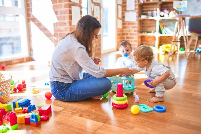 babysitterin mit kleinen kindern