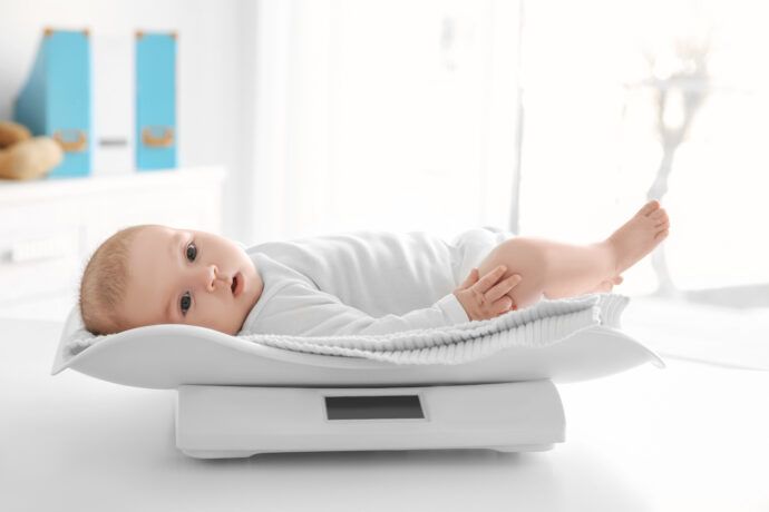 gewichtsentwicklung neugeborenes, gewicht baby, baby wiegt zu wenig, baby nimmt nicht zu