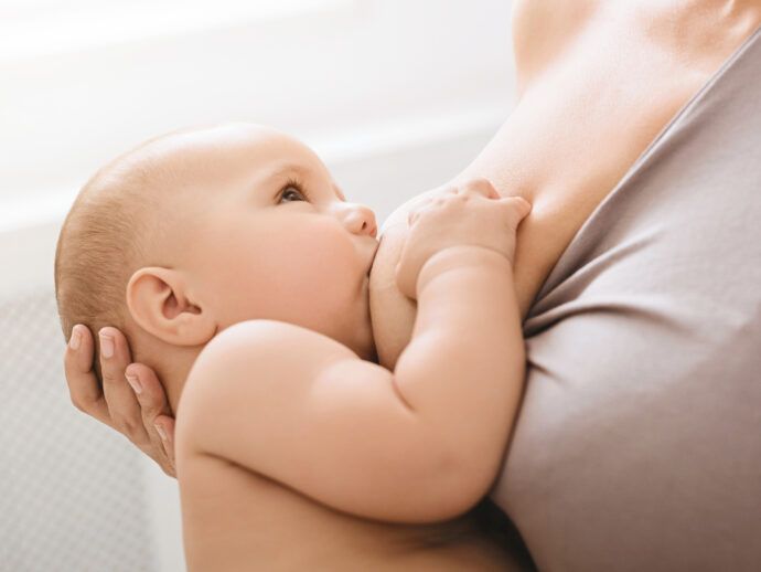 milcheinschuss, brustdrüsenschwellung, frau stillt baby, kind trinkt an brust