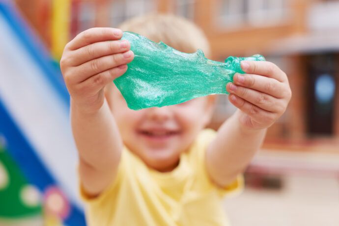 schleim selber machen, kleinkind mit schleim, kind mit selbstgemachtem schleim