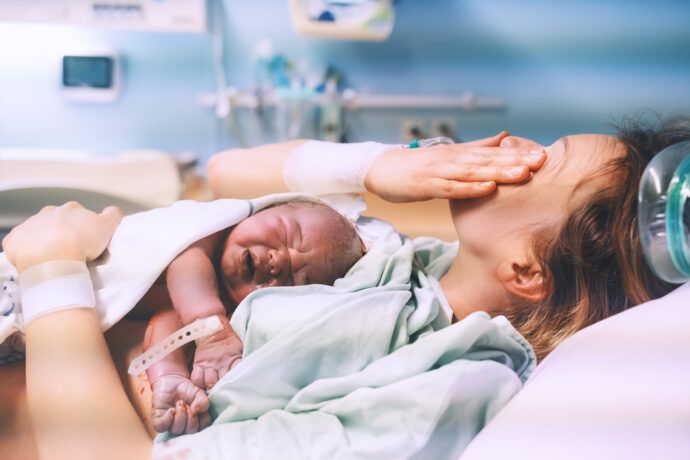 gewalt unter der geburt verarbeiten, initiativen mother hood gerechte geburt, gewalt unter der geburt vorbeugen, therapie, erfahrungen