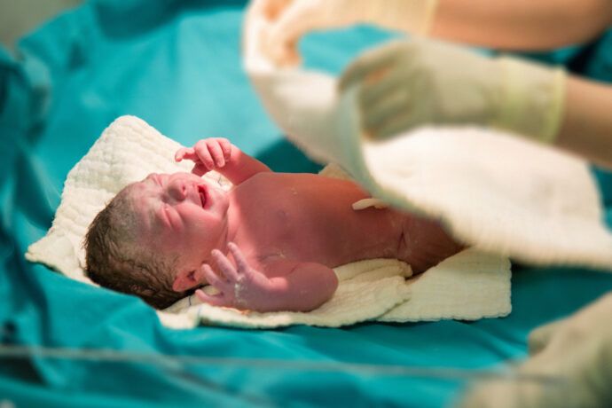 Moro Reflex Baby, Neugeborenes Reflexe, Baby reißt Arme hoch, Baby erschreckt sich, Baby wirft Arme nach oben