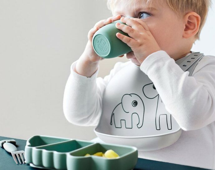 baby led weaning, kleinkind beim essen, esslernteller, erste Mahlzeit, babys erstes essen
