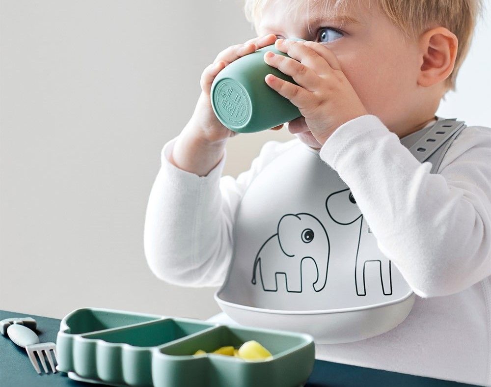 baby led weaning, kleinkind beim essen, esslernteller, erste Mahlzeit, babys erstes essen