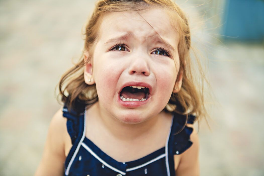 kleinkind schreit, kleines mädchen weint, mädchen schreit, gefühlsstarkes kind,
