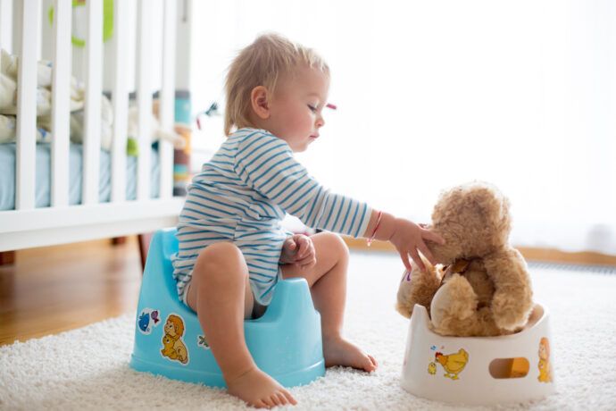 kleinkind töpfchen, baby töpfchen, baby geht aufs klo