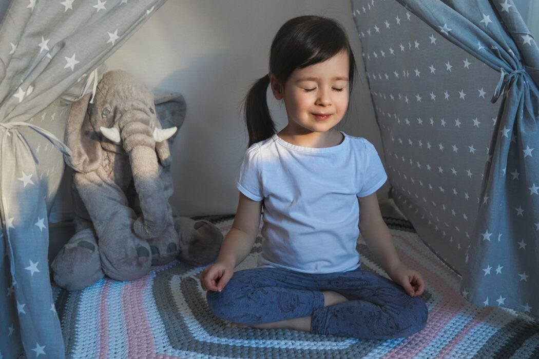 kinderyoga, yoga kleinkind, yogaübung kleinkind, yoga mädchen,