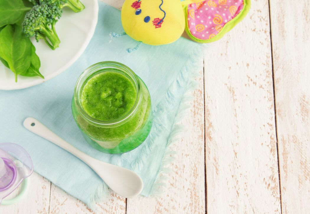 ab wann spinat fuers baby gläschen mit spinat brei und löffel