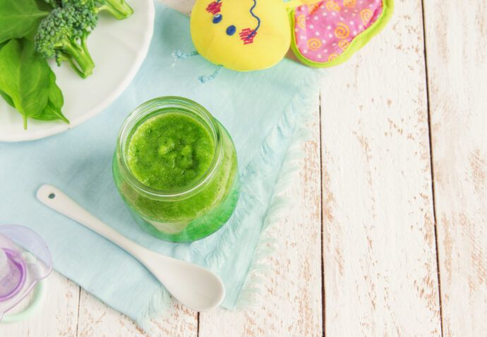 ab wann spinat fuers baby gläschen mit spinat brei und löffel