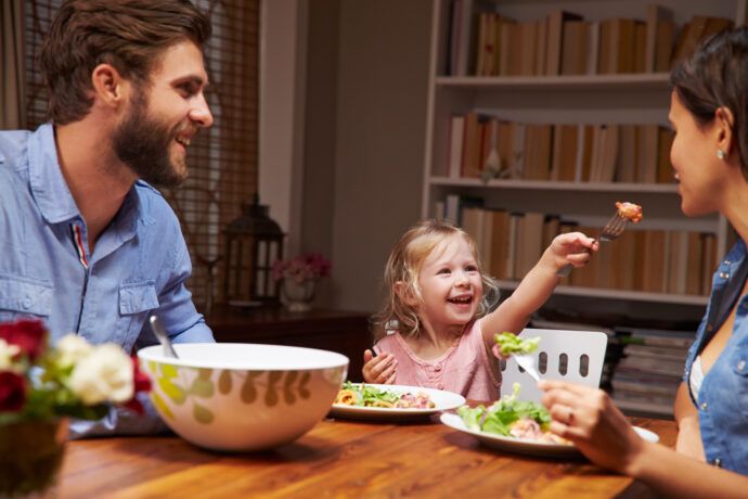 tischmanieren kleinkind, tischregeln kleinkind, familie am esstisch