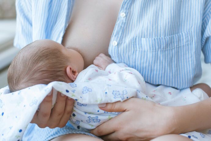 Mutter stillt Baby, Blockstillen bei zu viel Muttermilch, Anleitung Blockstillen, wie funktioniert Blockstillen