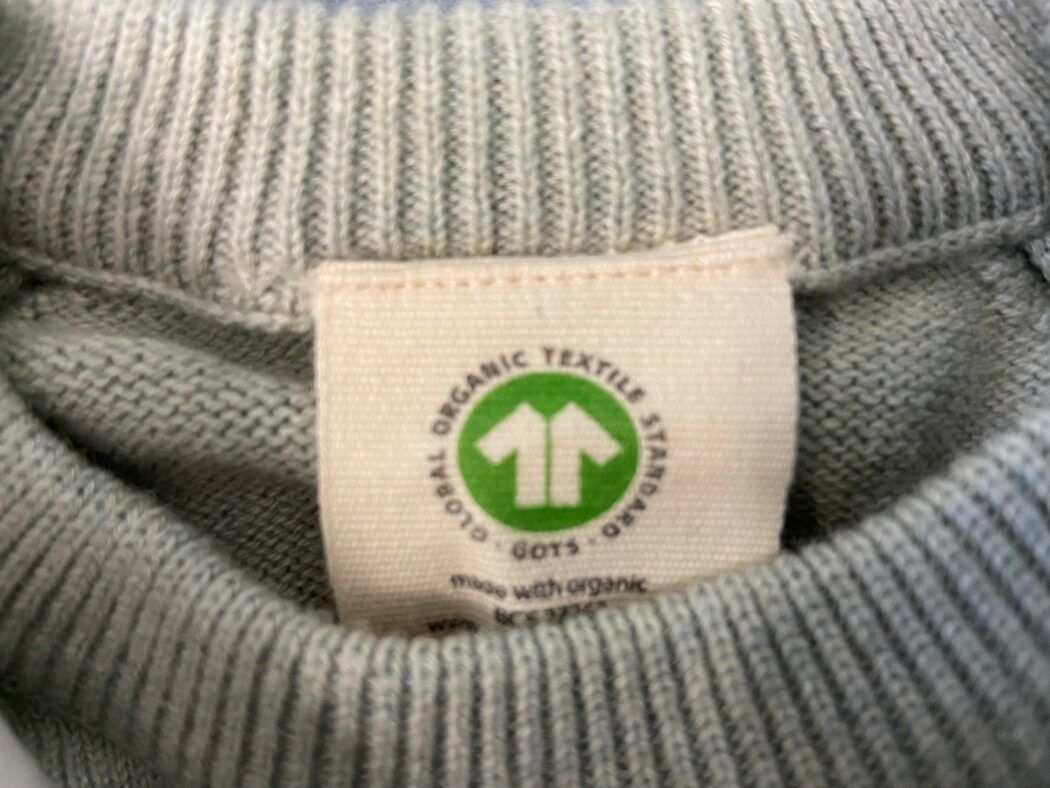 label-biobaumwolle-in-pulli