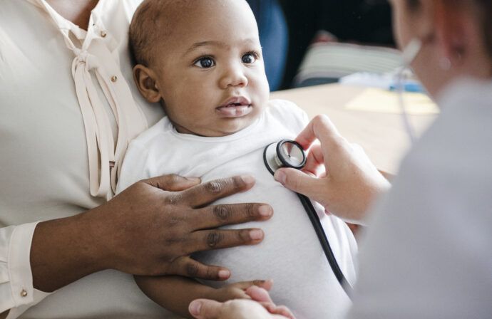 RS Virus Baby, Kleinkind, RSV Infektion Baby, Baby wird beim Kinderarzt mit Stethoskop abgehorcht