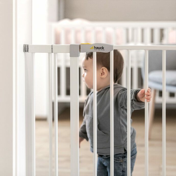 baby steht hinter hauck treppenschutzgitter