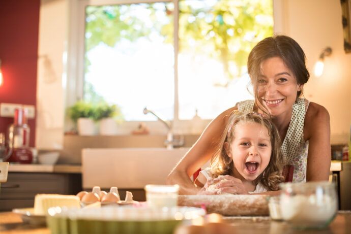 mamakind-mama-und-tochter-beim-kochen
