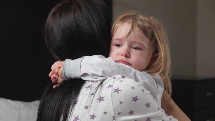 mutter beruhigt nachts kleine tochter mit pseudokrupp