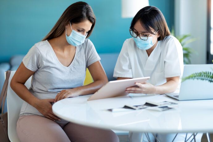 schwangere und ärztin besprechen diagnostizierte zwerchfellhernie beim baby