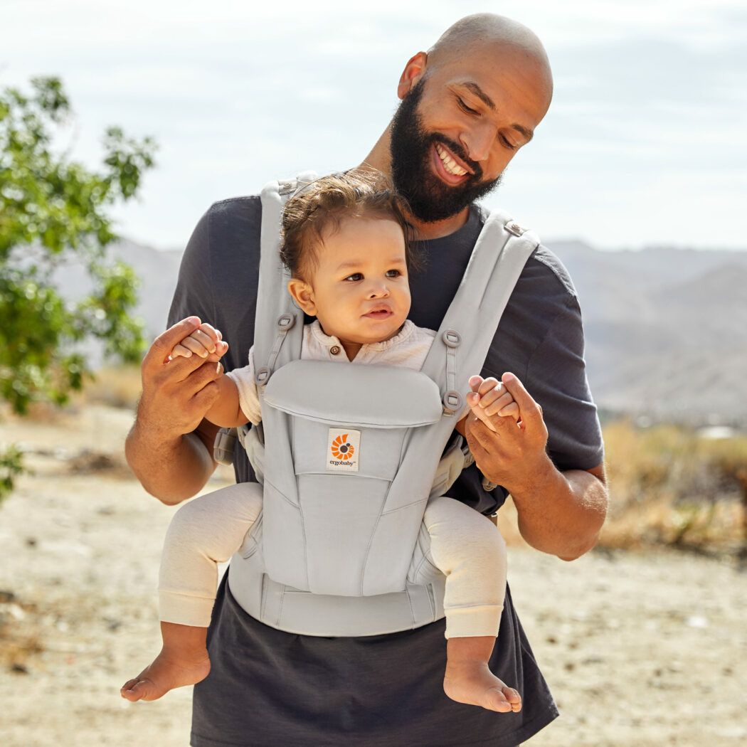 ergobaby omni dream babytrage tragen in blickrichtung, baby mit gesicht nach vorne tragen