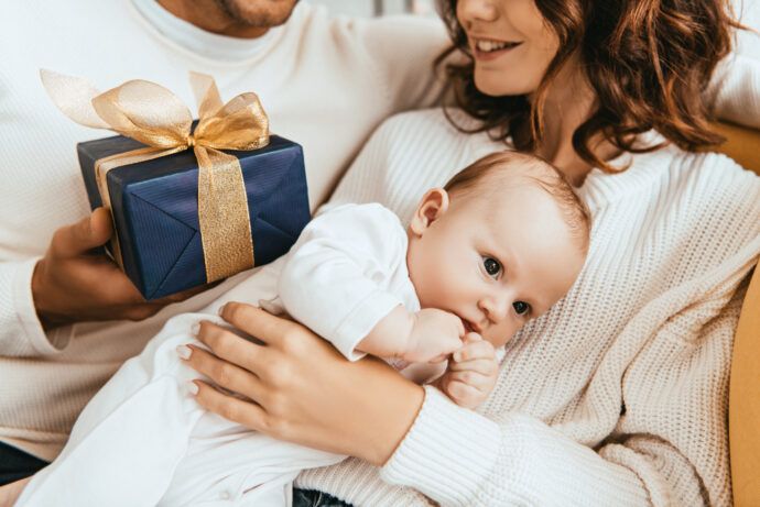 push present ideen, was ist ein push present, mann gibt frau mit baby geschenk, geschenk zur geburt für mutter