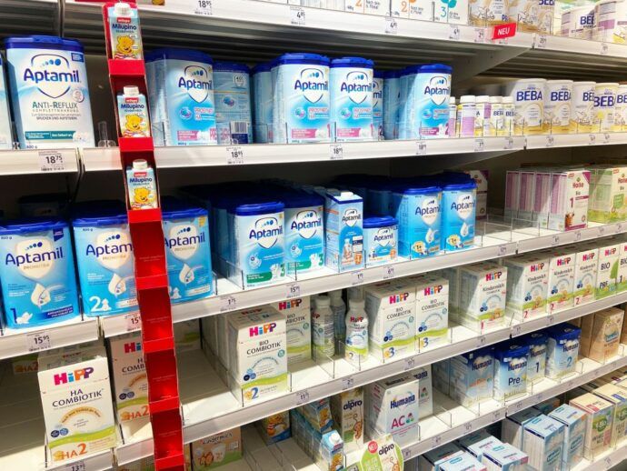 folgemilch im supermarktregal