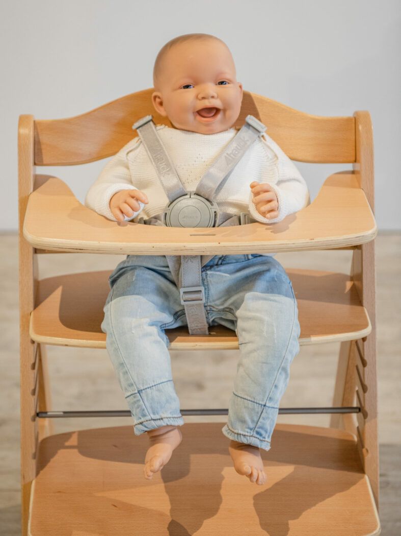 baby sitzt angeschnallt mit gurt im hochstuhl hauck alpha plus