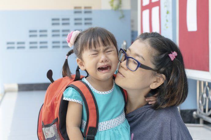 maedchen weint im kindergarten