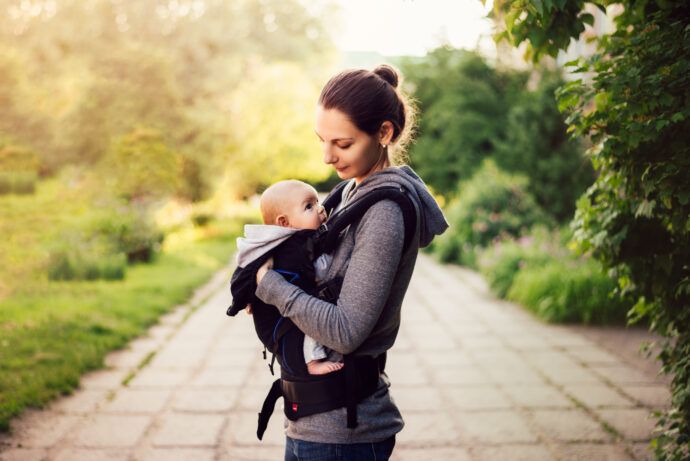 mutter trägt neugeborenes in babytrage, babytrage ab wann, babytrage für neugeborene, baby tragen nach kaiserschnitt